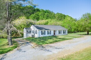 2561 Rutrough Rd SE in Roanoke, VA - Building Photo