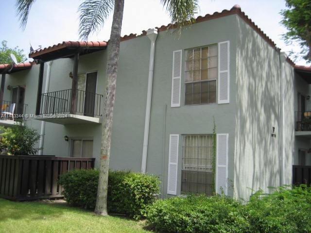 10776 N Kendall Dr in Miami, FL - Building Photo