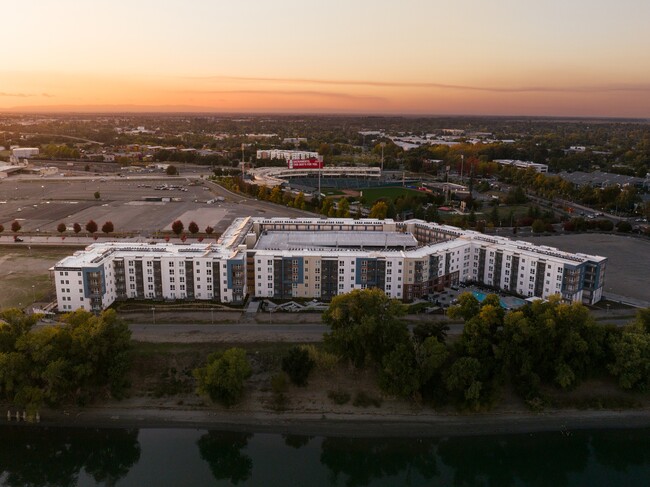 805 Riverfront Apartments in West Sacramento, CA - Building Photo - Building Photo