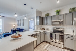 7747 Kirby Dr in Houston, TX - Building Photo