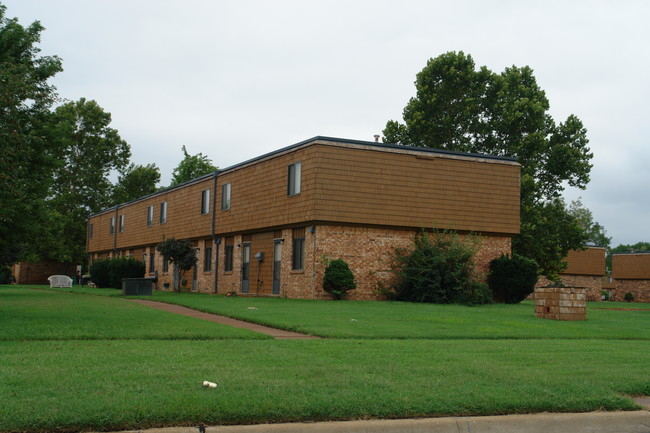 Seneca Village Townhomes in Wichita, KS - Foto de edificio - Building Photo