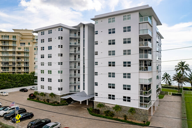 Diamondhead Condominium in Hillsboro Beach, FL - Foto de edificio - Building Photo