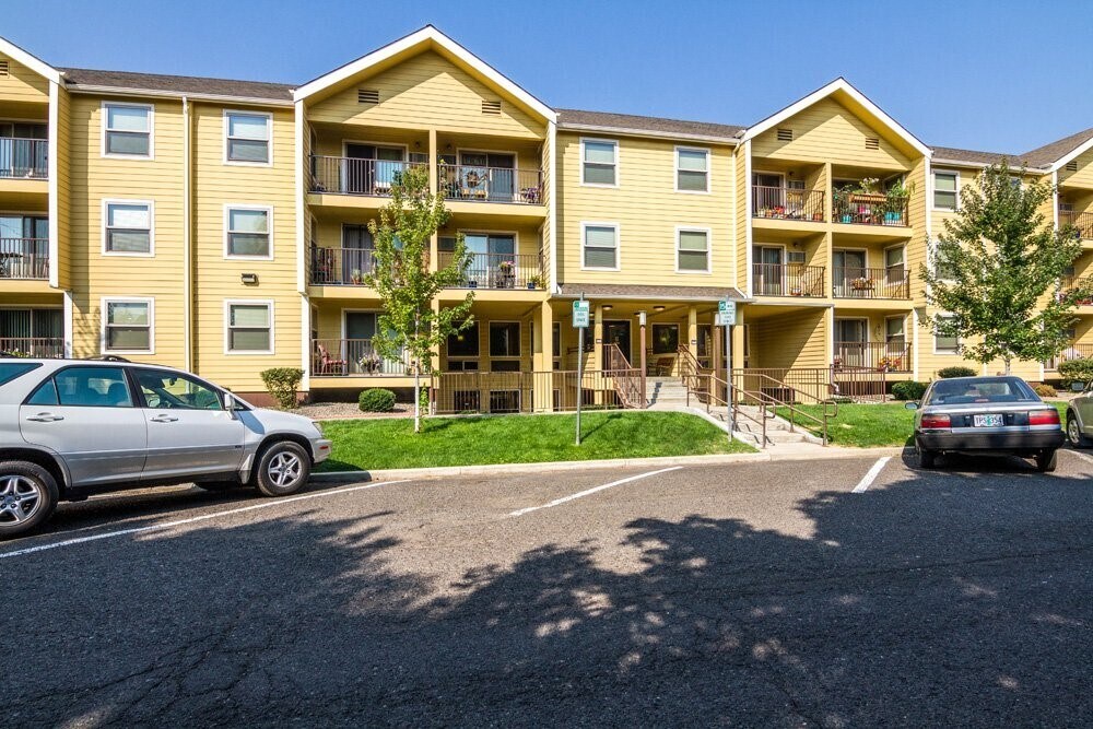 1612 7th St in La Grande, OR - Building Photo
