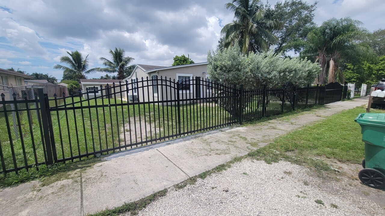 1174 NW 101st St, Unit 2 in Miami, FL - Building Photo
