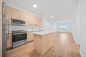 10170 SW 7th St, Unit 37-205 in Pembroke Pines, FL - Building Photo - Building Photo