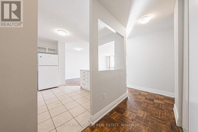 2220 Marine Dr in Oakville, ON - Building Photo - Building Photo