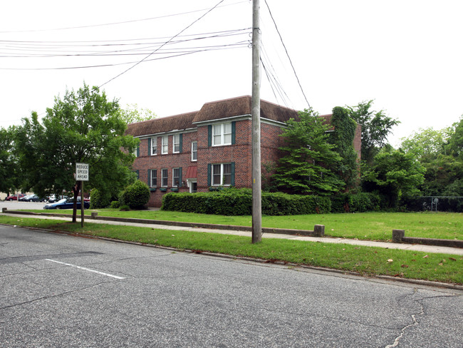 901 N Elm St in Lumberton, NC - Foto de edificio - Building Photo