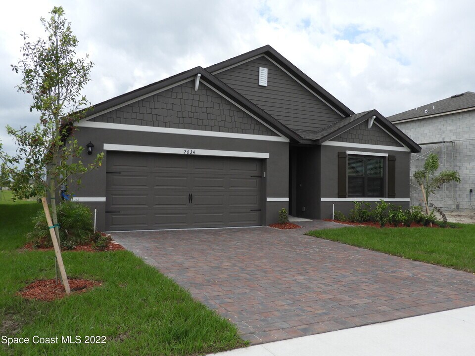 2034 Capital Dr SE in Palm Bay, FL - Building Photo