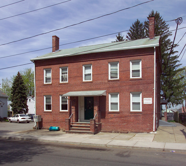 33 School St in Chicopee, MA - Foto de edificio - Building Photo