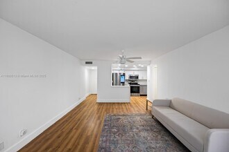 1440 Brickell Bay Dr in Miami, FL - Building Photo - Building Photo