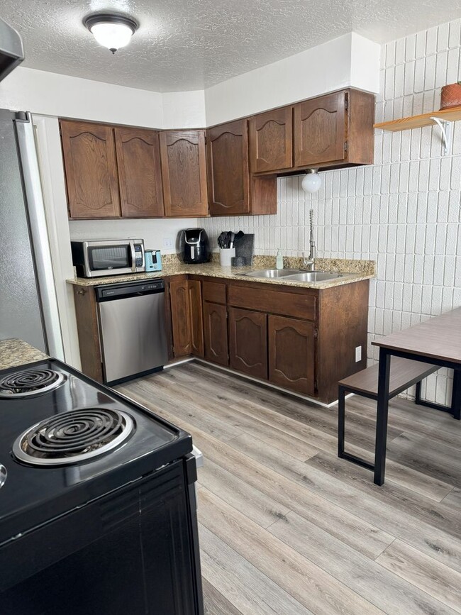 property at 781 N Valley View Dr