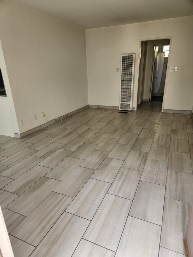 8346 W Manchester Ave, Unit 3 in Los Angeles, CA - Foto de edificio - Building Photo