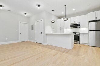 184 Paris St, Unit #2 in Boston, MA - Building Photo - Building Photo