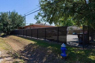 6820 Petre Dr in Houston, TX - Building Photo - Building Photo