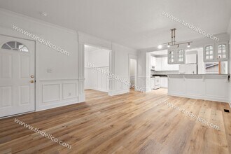 8555 N Burr Ave in Portland, OR - Building Photo - Building Photo