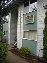 Lennick Court Apartments in Tacoma, WA - Building Photo - Building Photo