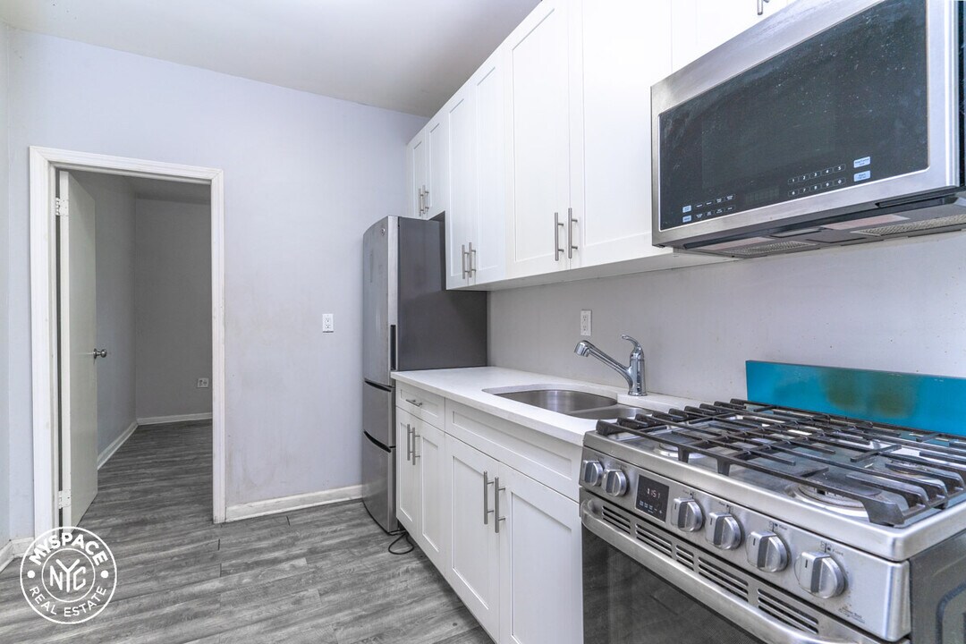 324 E 9th St in Brooklyn, NY - Building Photo
