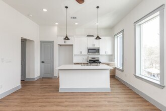 704 S 1st St in Conroe, TX - Building Photo - Building Photo