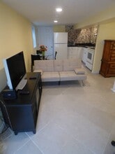 3119 Connecticut Ave, Unit studio apartment in Medford, NY - Foto de edificio - Building Photo