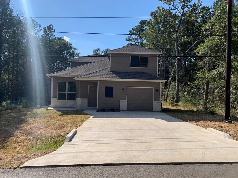 15671 Oak Dr in Montgomery, TX - Building Photo