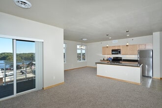 503 Broadway in Menomonie, WI - Foto de edificio - Building Photo