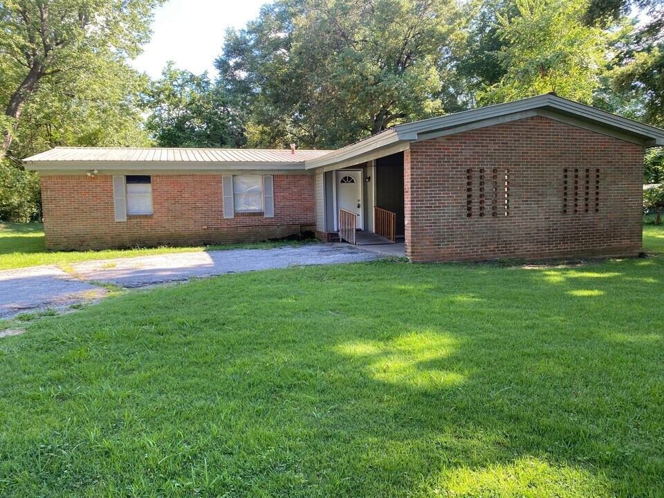 22 Kemmons Dr in Jackson, TN - Building Photo