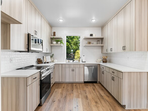 10962 Moore Ave in Portland, OR - Building Photo - Interior Photo