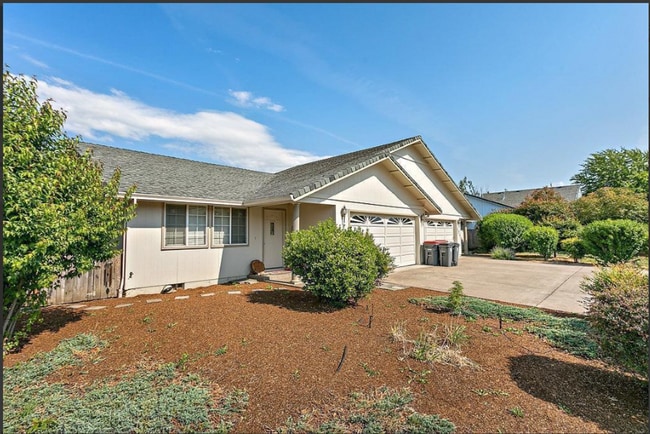 522-524 Briarwood Dr in Central Point, OR - Building Photo - Building Photo