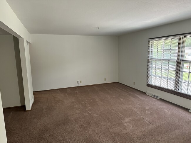 1331 Martha Washington Dr, Unit Lower Unit in Wauwatosa, WI - Foto de edificio - Building Photo