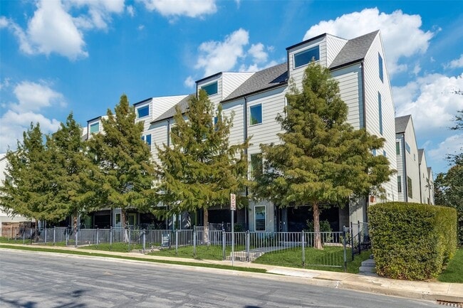 1430 Grigsby Ave in Dallas, TX - Foto de edificio - Building Photo