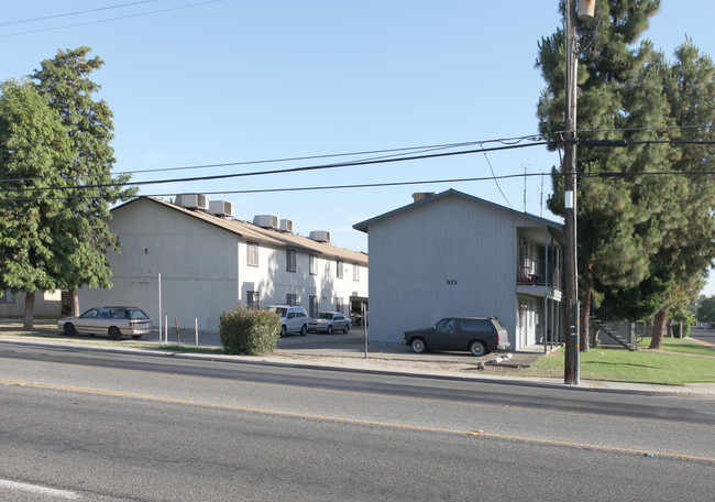 823 W El Monte Way in Dinuba, CA - Building Photo - Building Photo