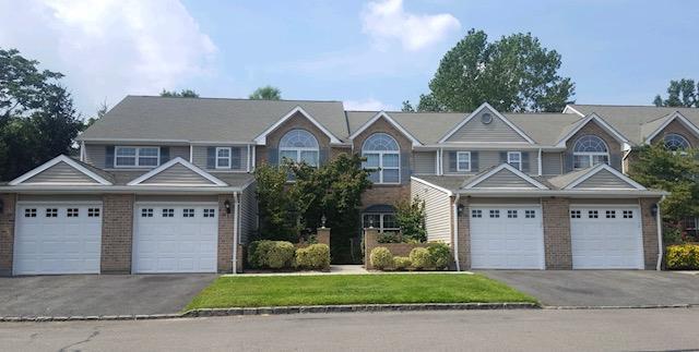 7 Overlook Dr in Farmingville, NY - Building Photo