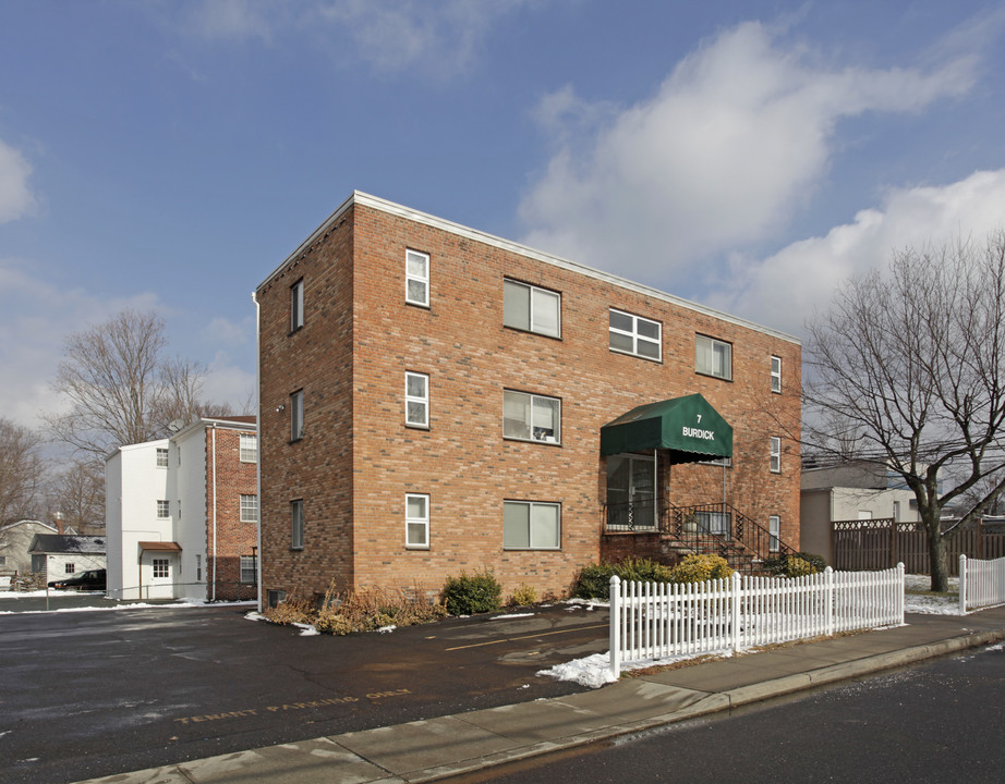 7 Burdick St in Stamford, CT - Building Photo