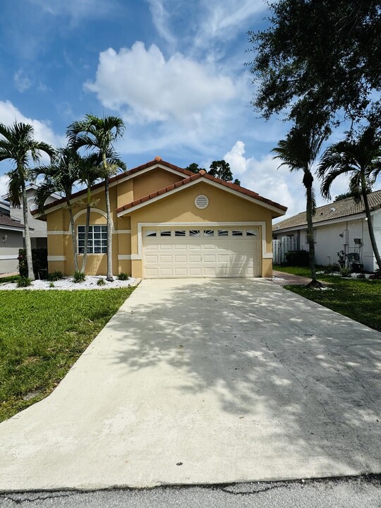 17661 SW 4th Ct in Pembroke Pines, FL - Building Photo
