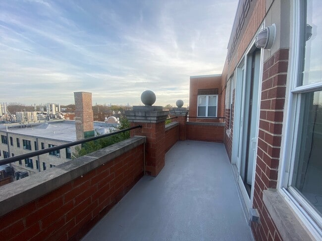 property at 3550 W Montrose Ave