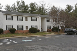 Purcellville East Apartments in Purcellville, VA - Foto de edificio - Building Photo