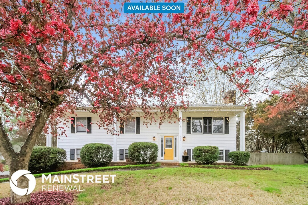 300 Scottsdale Ln in Clemmons, NC - Building Photo