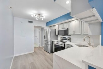 105 Lake Emerald Dr, Unit 108 in Oakland Park, FL - Building Photo - Building Photo