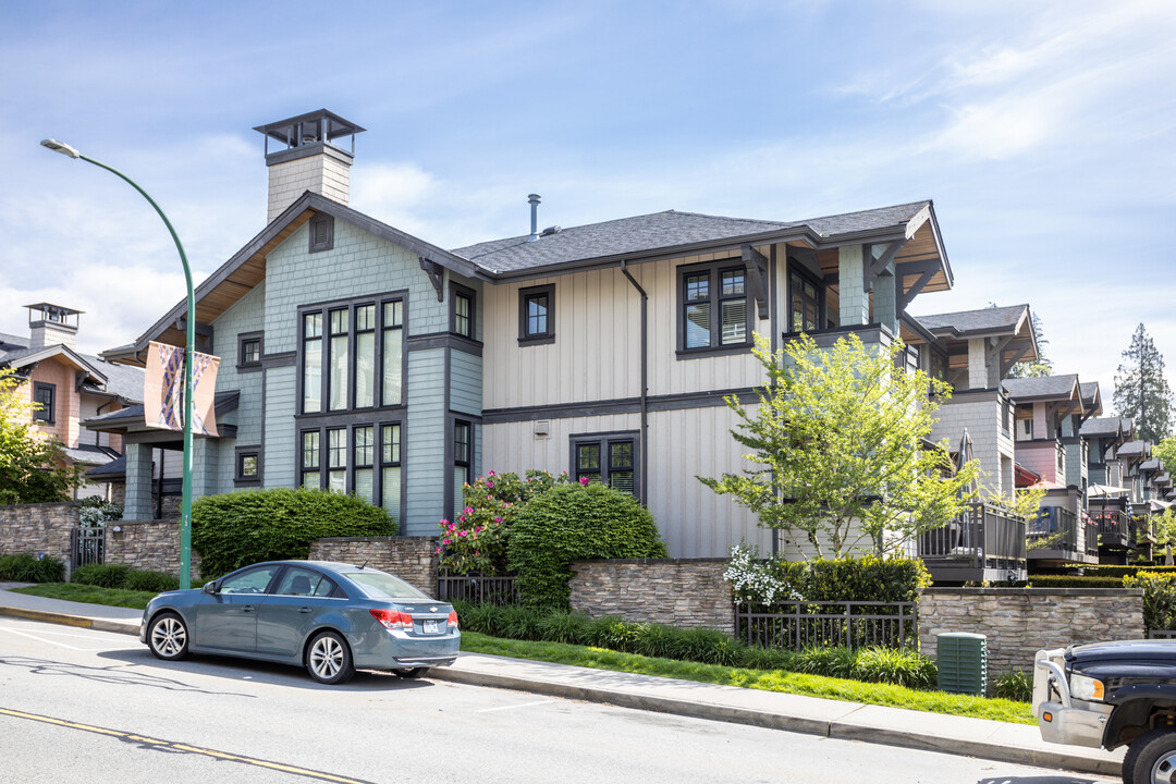 555 Raven Woods Dr in North Vancouver, BC - Building Photo