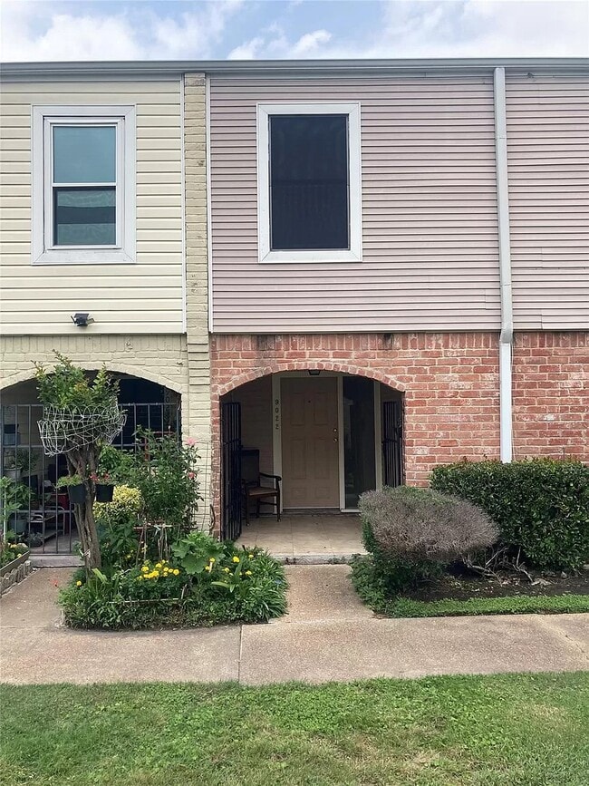 9022 Wilcrest Dr in Houston, TX - Foto de edificio - Building Photo
