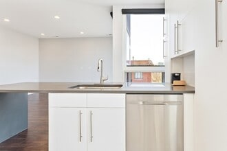 3301 N Sheffield Ave, Unit 501 in Chicago, IL - Foto de edificio - Building Photo