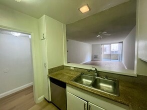 300 S Gramercy Pl, Unit 108 in Los Angeles, CA - Building Photo - Building Photo