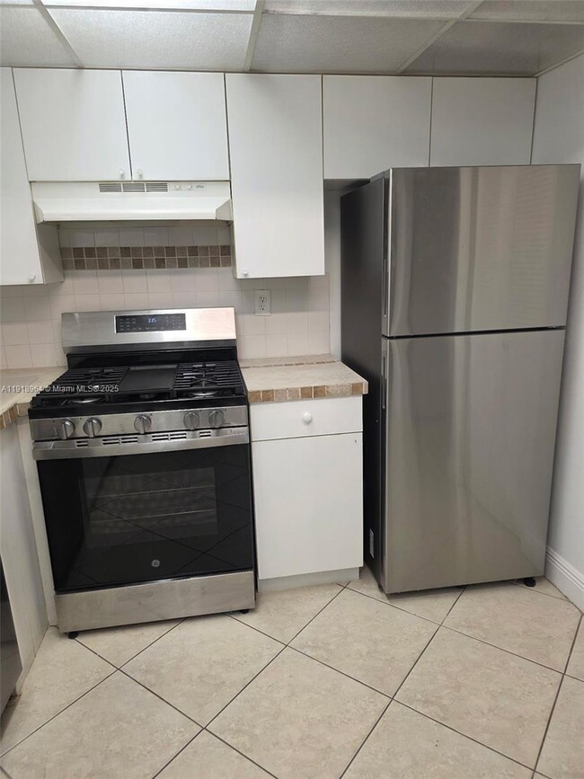 7034 SW 114th Pl in Miami, FL - Foto de edificio - Building Photo