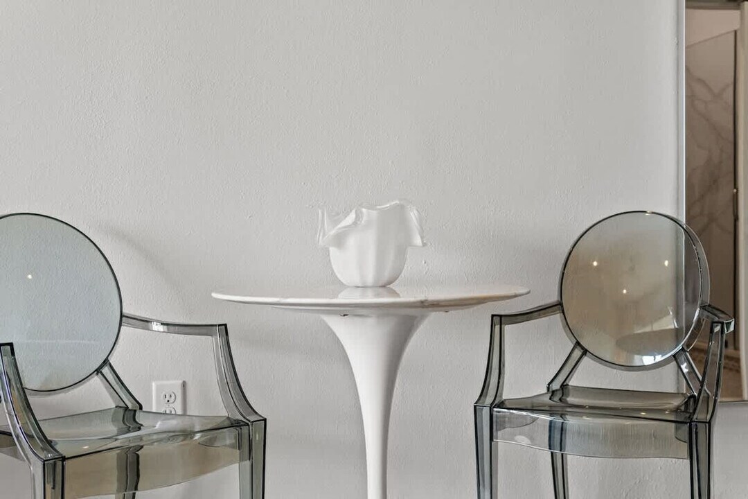 9955 E County Hwy 30A in Panama City Beach, FL - Foto de edificio