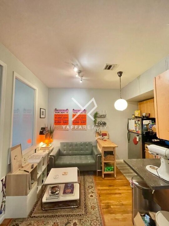 183 Graham Ave in Brooklyn, NY - Building Photo