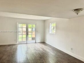 10901 N Kendall Dr in Miami, FL - Building Photo - Building Photo