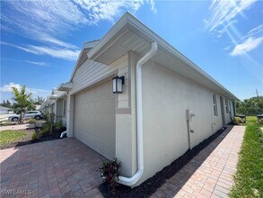 1050 Enbrook Lp in Naples, FL - Building Photo - Building Photo