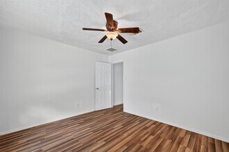 7839 Cook Rd in Houston, TX - Building Photo - Building Photo