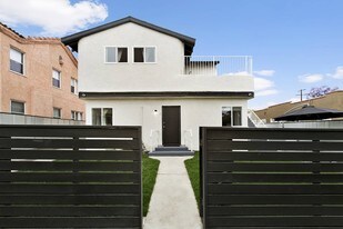 1817 S Highland Ave in Los Angeles, CA - Building Photo