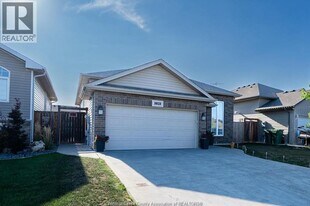 1031 Thunderbay Ave in Windsor, ON - Building Photo